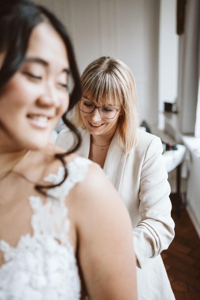 Hochzeitsplaner Berlin Brandenburg mit Hochzeitsplanerin Kristin Weiß und glücklicher Braut