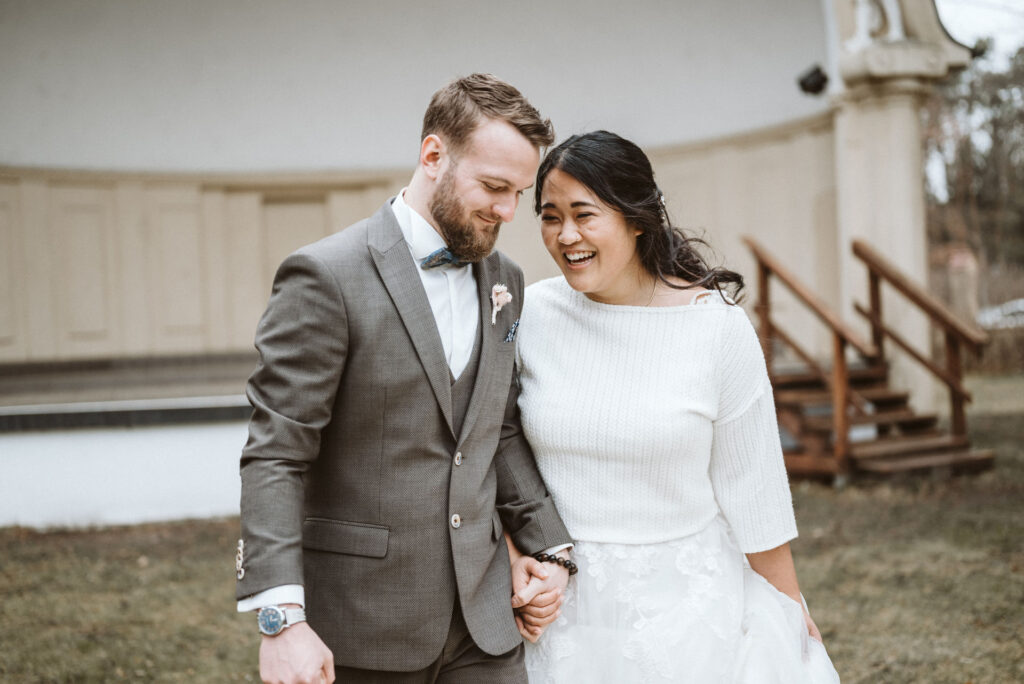 Brautpaar-mit-Hochzeitsplanerin-auf-einer-Winterhochzeit