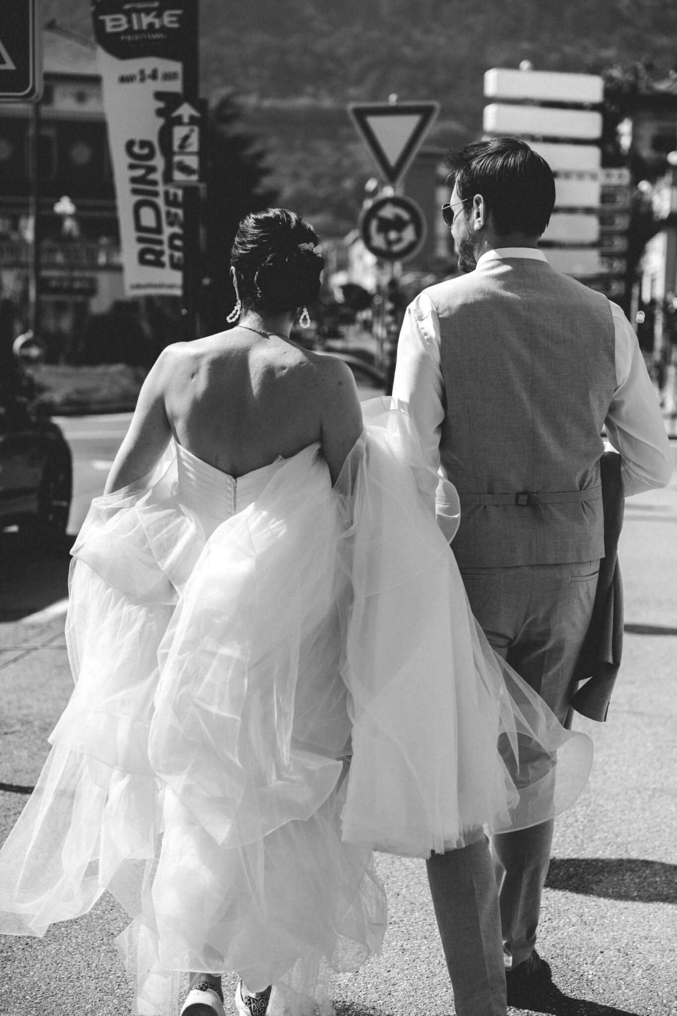 Cooles Brautpaar mit Hochzeitsplaner