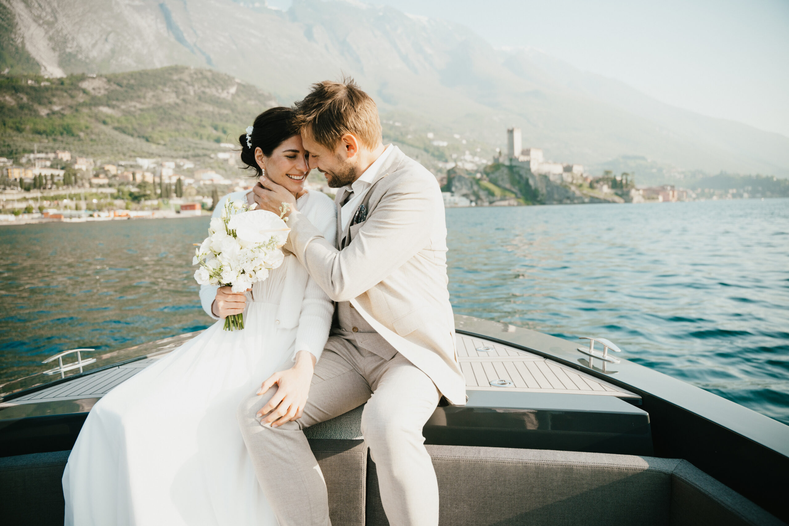 Weddingplanner aus Berlin und Brandenburg organisiert Hochzeit auf einem Boot am Gardasee