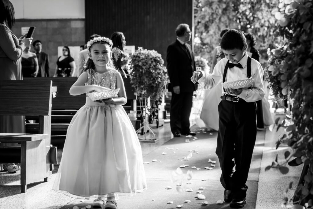 Blumenkind auf einer Hochzeit