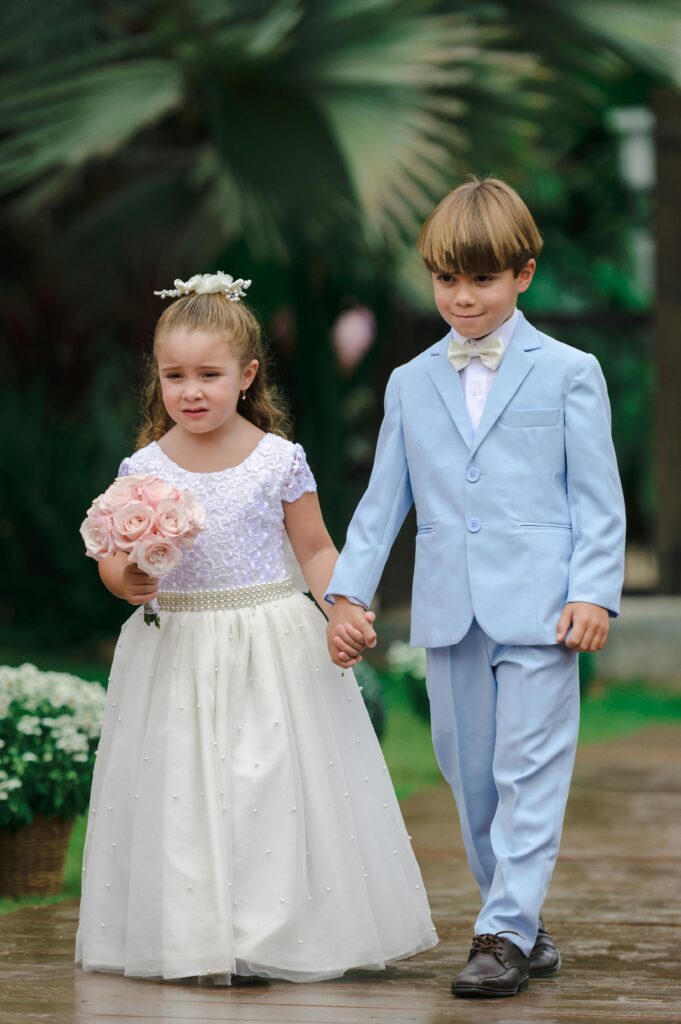 Geschwisterkinder auf einer Hochzeit